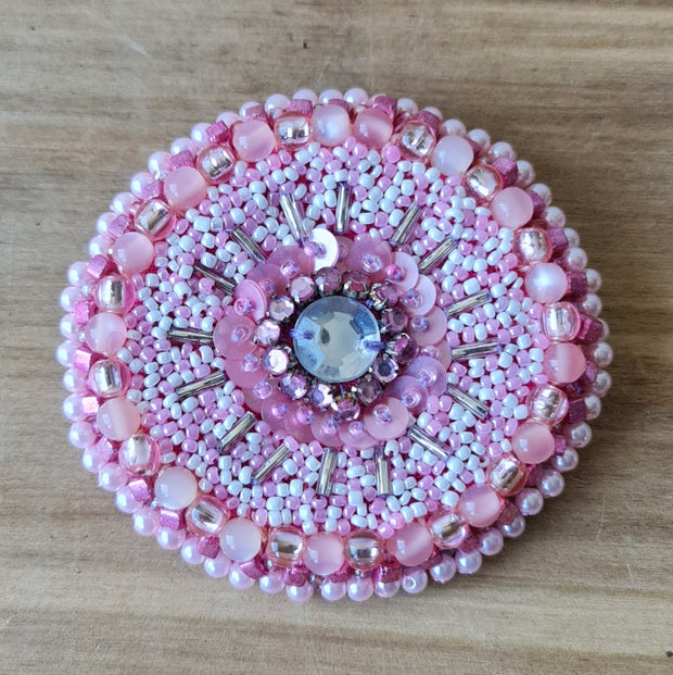 Pērļota apaļa broša maigos rozā / baltos / sudrabainos toņos / diametrs 7.7 cm (AMA)