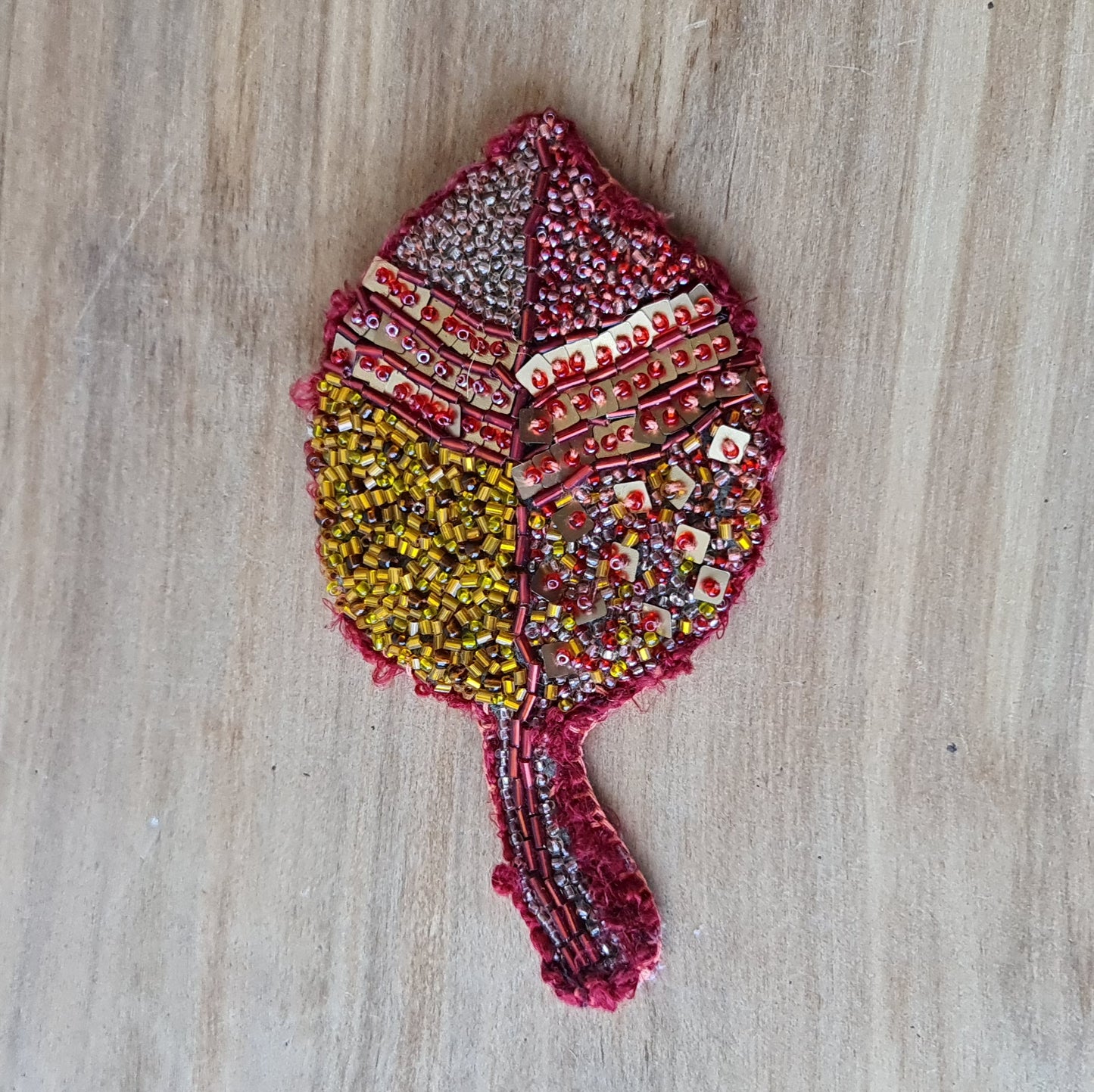Pearl embroidered brooch in the shape of a leaf in autumn colors 13 x 7 cm (AMA)