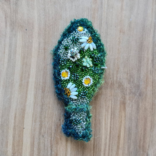 Pearl embroidered brooch in the shape of a leaf in shades of green with white floral patterns 13.5 x 6 cm (AMA)