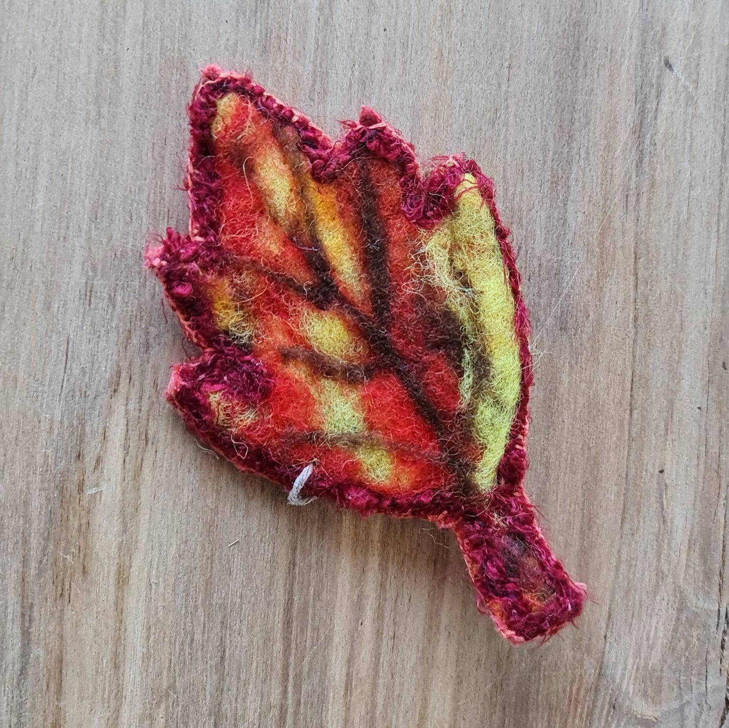 Felt brooch in the shape of a leaf / autumn colors 12.5 x 7 cm (AMA)