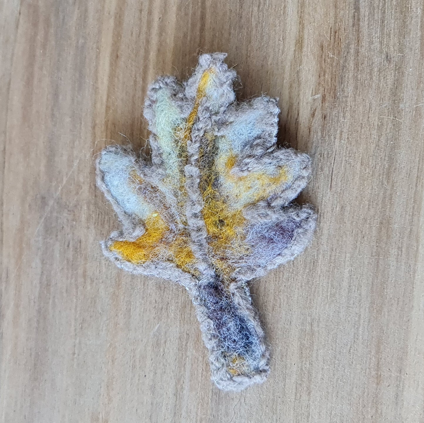 Felt brooch in the shape of a leaf / in brownish gray tones 10 x 7 cm (AMA)