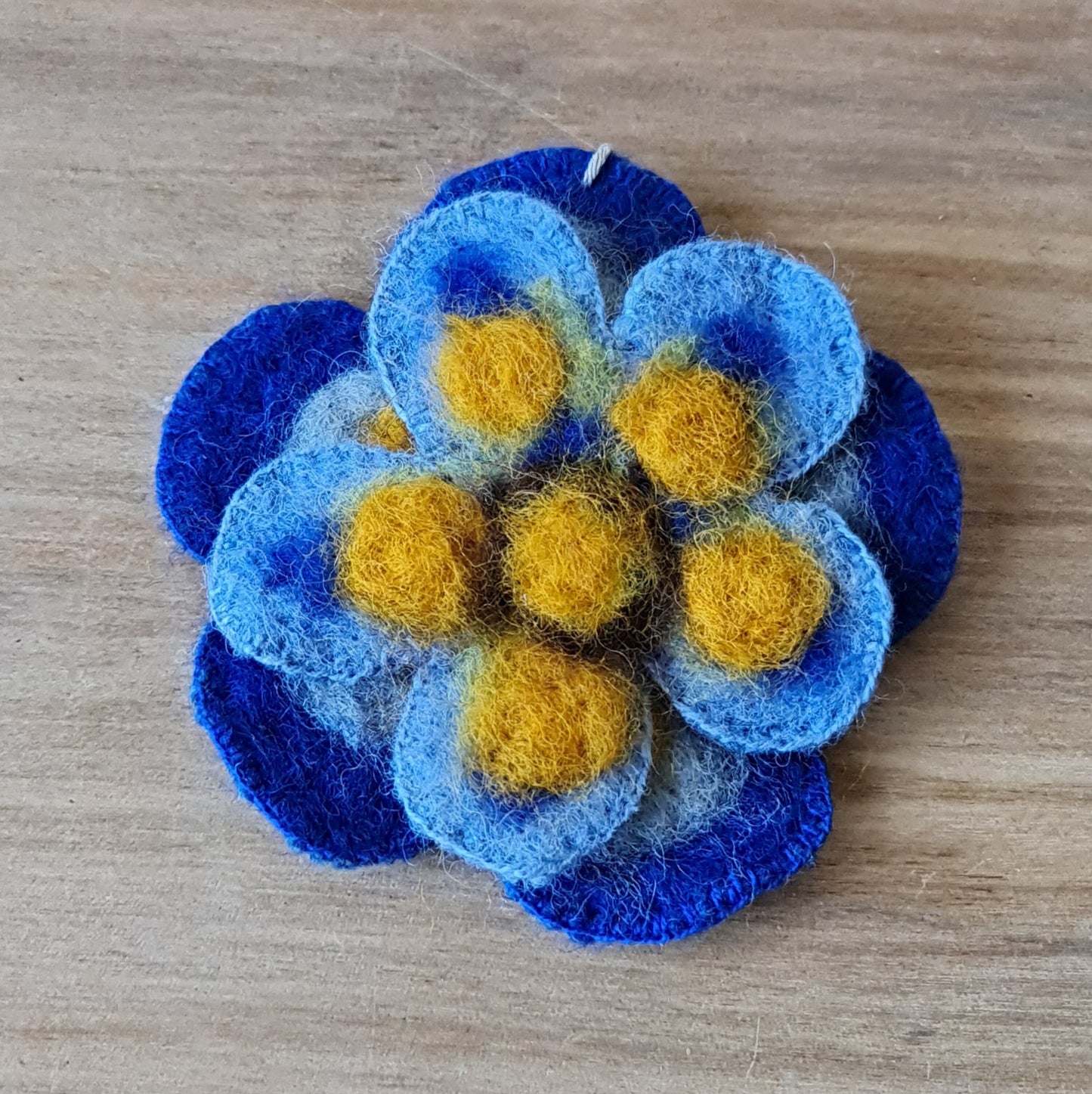 Felt flower (without pin) in blue and yellow tones / diameter 8.5 cm (AMA)