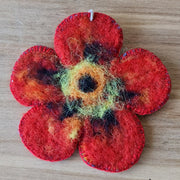 Filcēts zieds (bez piespraudes) sarkanīgos toņos ar brūnu/dzeltenu/oranžu centru / diametrs 9 cm (AMA)