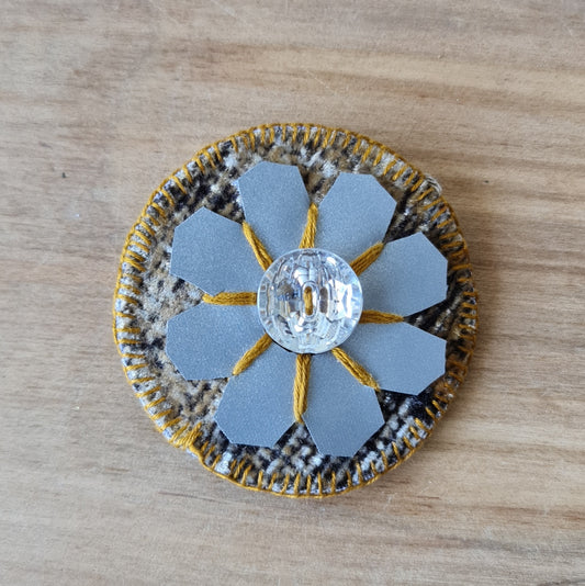 Stitched round decor with reflective sun sign and soft brown base / diameter 6 cm (AMA)