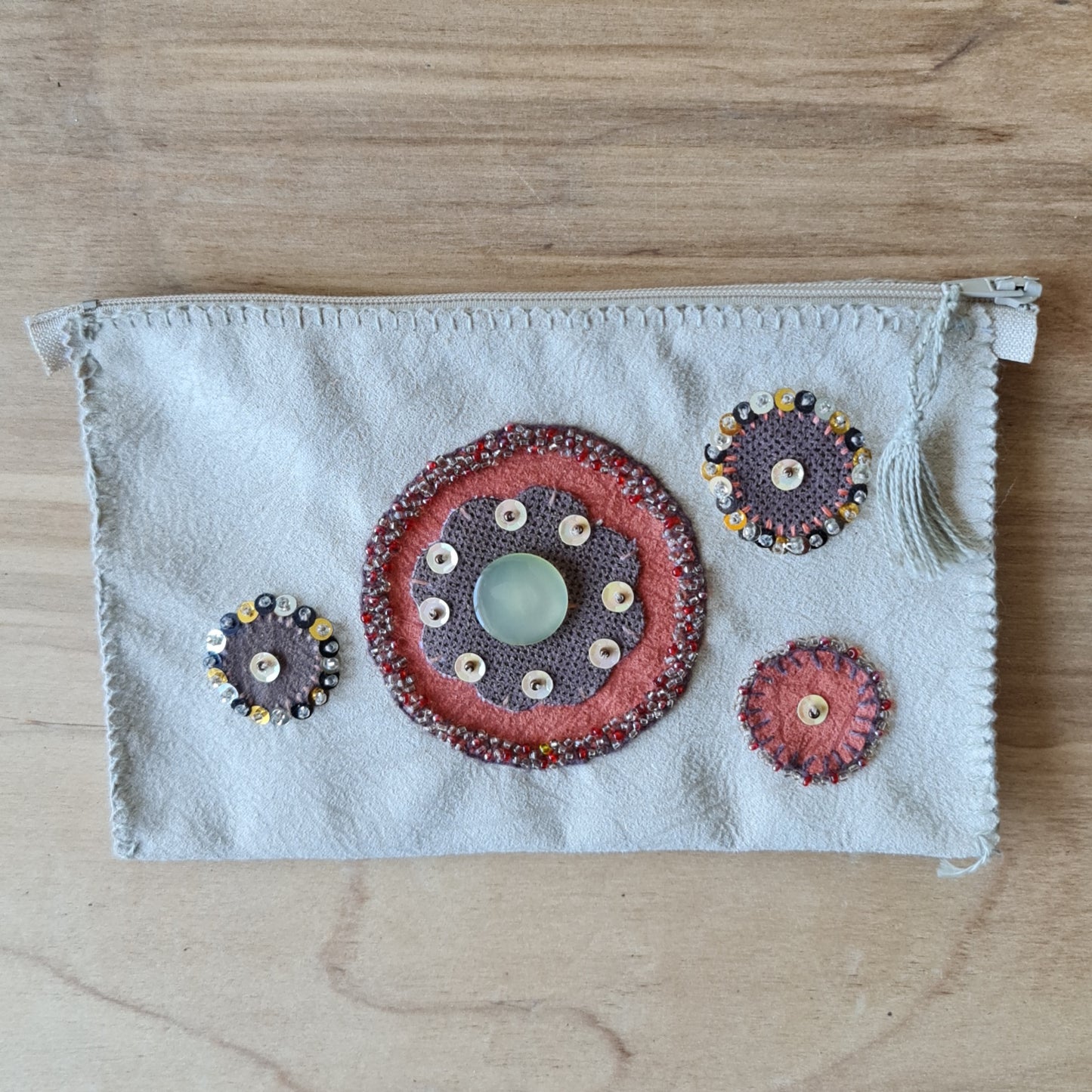 Stitched cosmetic case made of light brown suede type fabric with pearl and fabric embroidered circular decorations on top / linen lining / zipper closure 19 x 12 cm (AMA)