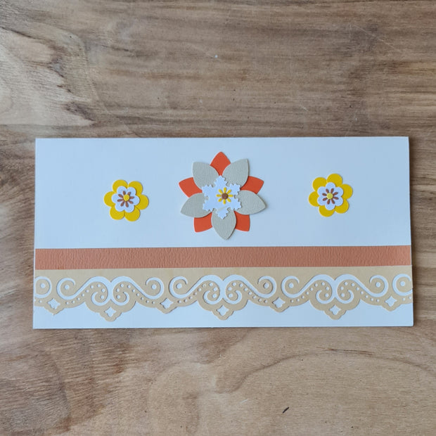 Papīra kartiņa 3D uz gaiša fona ar brūniem/oranžiem/dzelteniem ziedu elementiem un dekoratīvu līniju 21 x 10.5 cm (AMA)
