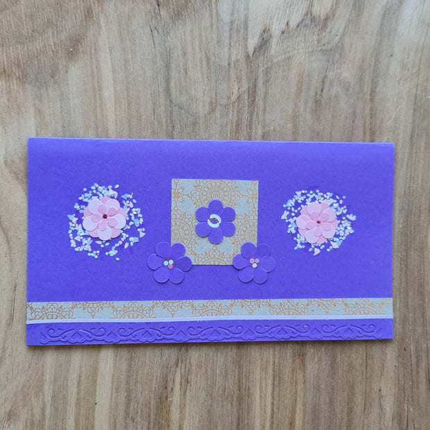 Papīra kartiņa 3D violetā krāsā ar rozā un zelta krāsas ziedu dekoriem un mežģīnes veida maliņu 21 x 10.5 cm (AMA)