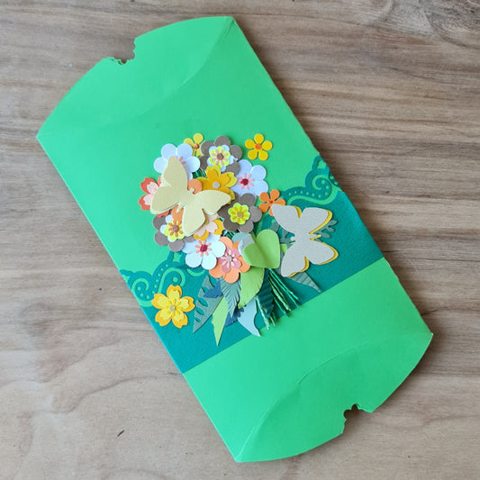 Papīra dāvanu iesaiņojamā kārbiņa zaļā krāsā ar 3D dekorāciju - 2 gaiši dzelteni taureņi un ziedu pušķis 17 x 11 cm (AMA)