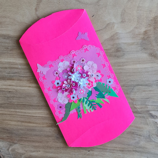 Papīra dāvanu iesaiņojamā kārbiņa spilgti rozā krāsā ar 3D dekorāciju - rozā krāsu taureņi un ziedu pušķis 17 x 11 cm (AMA)