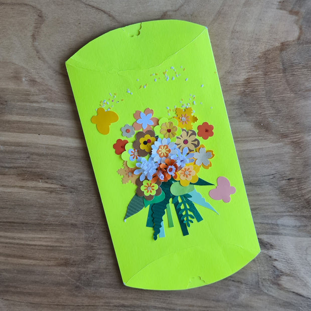 Papīra dāvanu iesaiņojamā kārbiņa spilgti dzeltenā krāsā ar 3D dekorāciju - taureņi un ziedu pušķis 17 x 11 cm (AMA)