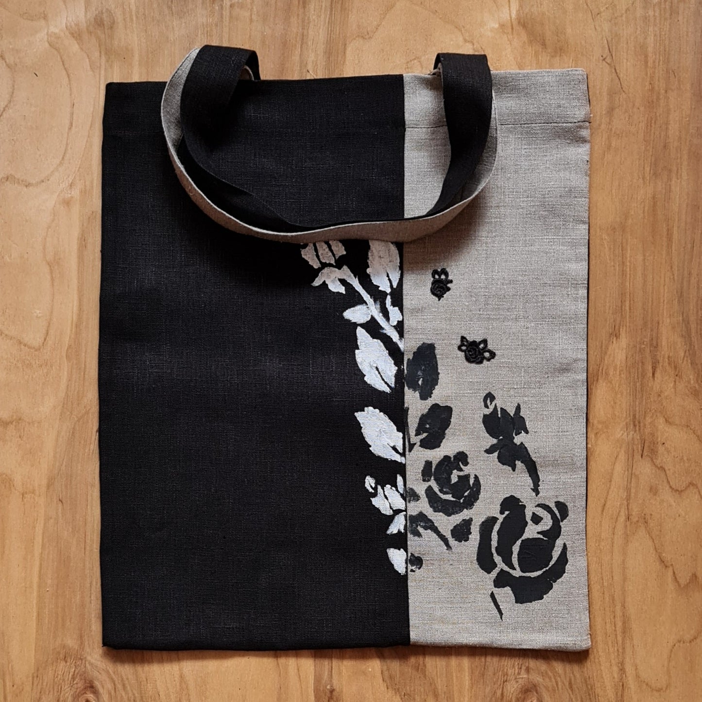 Undyed and black linen fabric shopping bag/bag with vertical 2-strip fabric change / black and white appliqué flower motif and shoulder handles (ZMI)