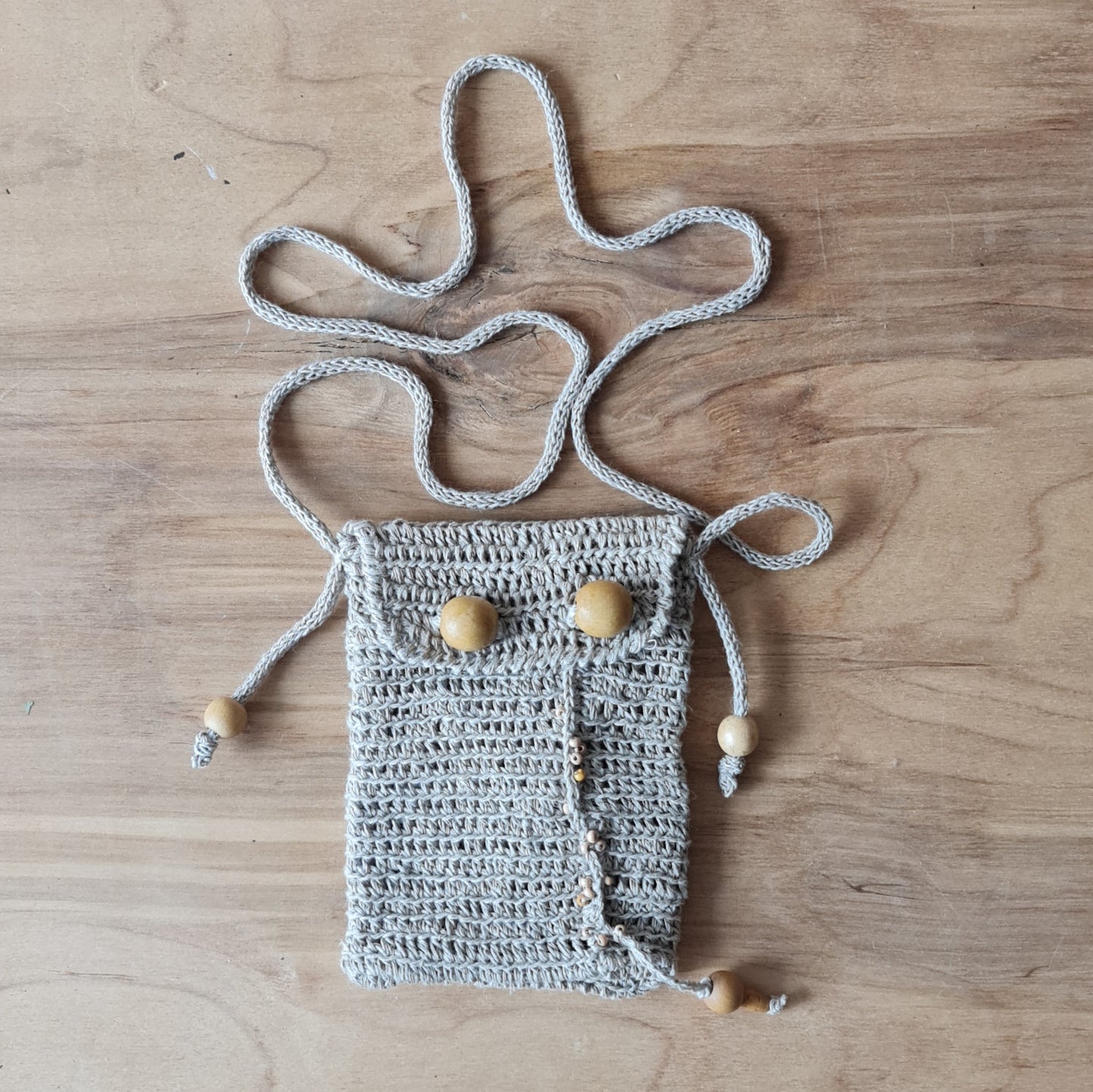Small, gray linen thread crocheted shoulder bag with decorative wooden tubers (width 12 cm / height 15 cm / thickness 3 cm / handle height 60 cm)