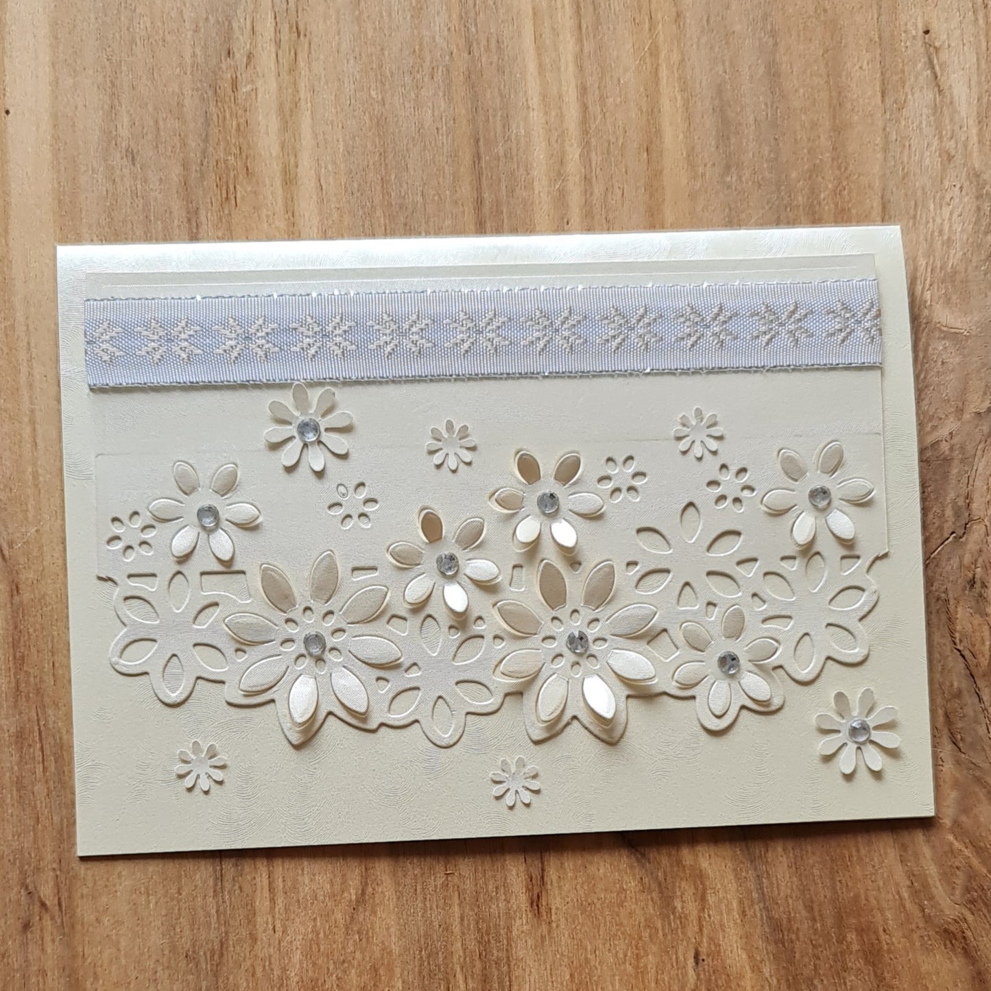 Apsveikuma kartiņa ar 3D papīra kremkrāsas ziediem 10x15 cm (APU2)
