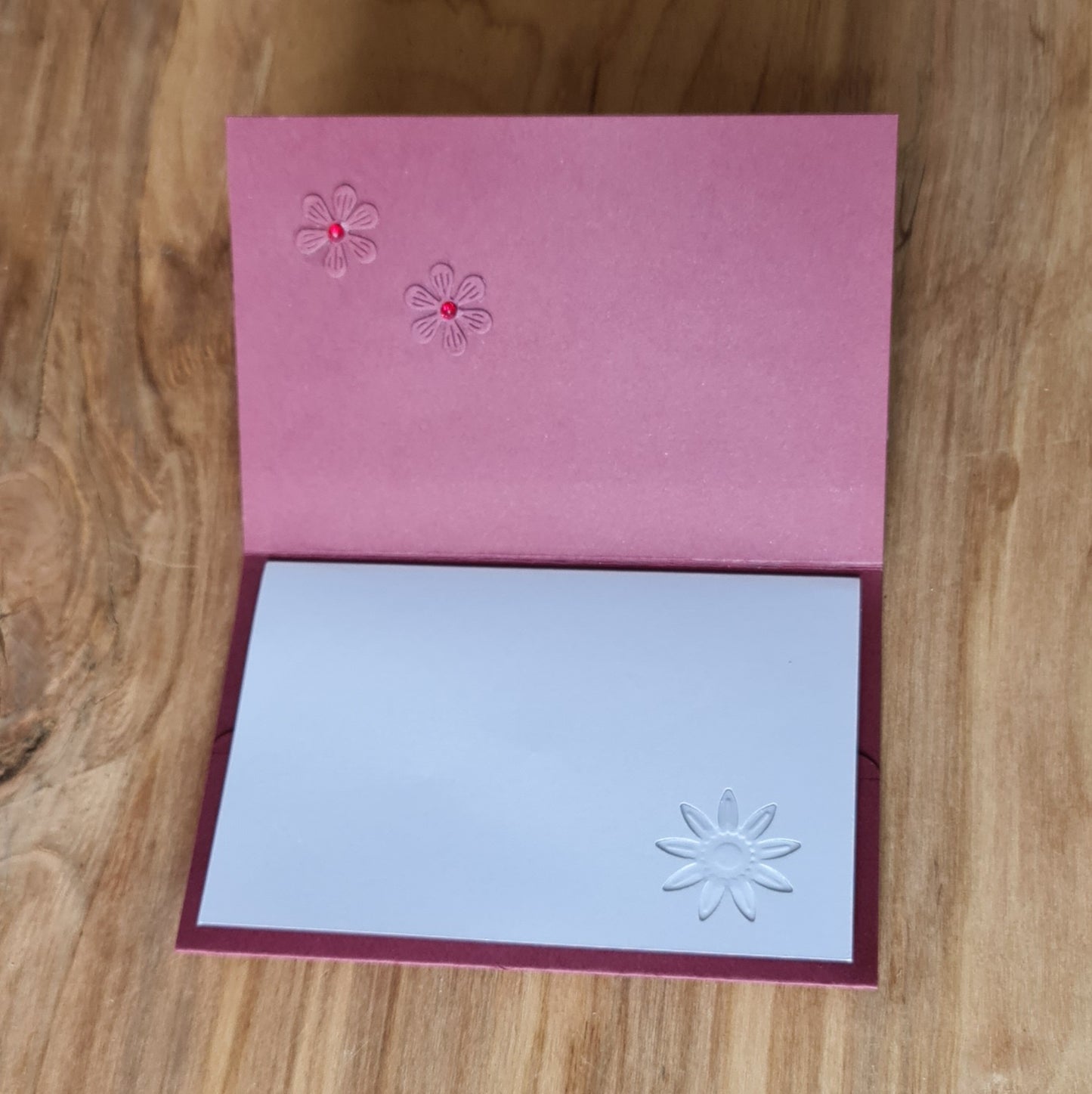 Apsveikuma kartiņa bordo un baltā krāsā ar 3D papīra ziediem 10 x 15 cm (APU2)