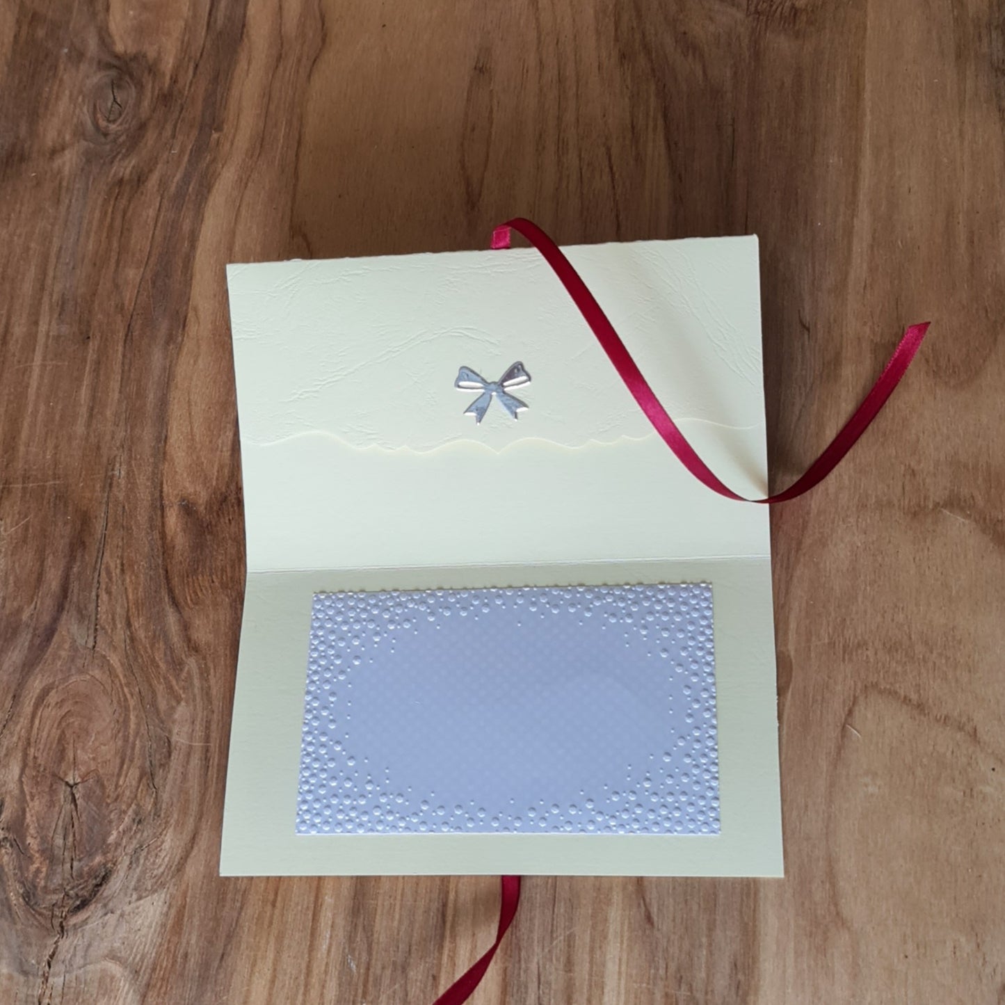 Gift envelope in cream color for wedding. With 3D pink and white flowers and silver colored rings and reddish ribbon closure 11 x 18 cm (APU2)