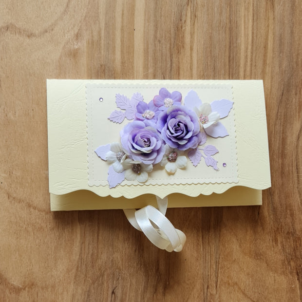 Dāvanu aploksne kremkrāsā ar 3D maigi violetiem ziediem un krēmkrāsas lentas aizdari 11 x 18 cm (APU2)