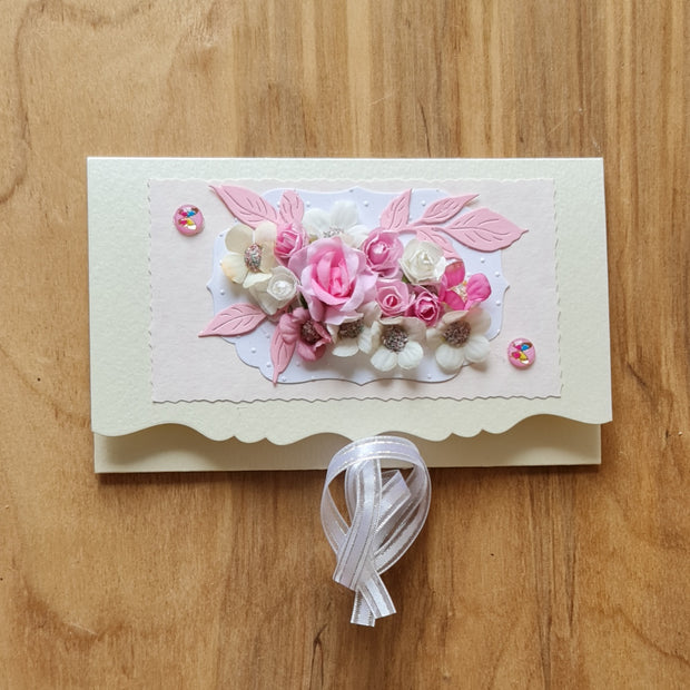 Dāvanu aploksne kremkrāsā ar 3D maigi rozā un baltiem ziediem un baltu lentas aizdari 11 x 18 cm (APU2)