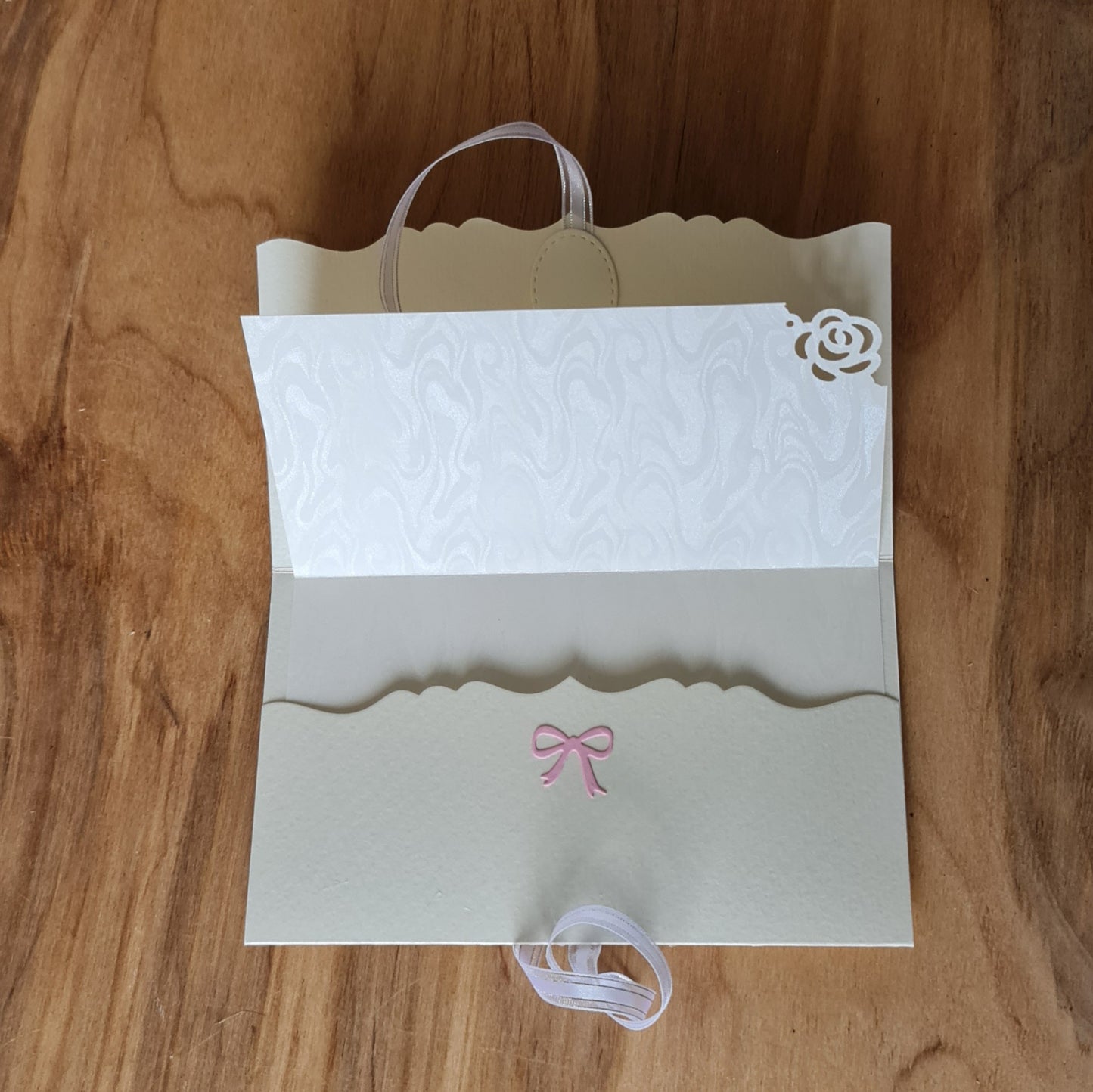 Gift envelope in cream color with 3D soft pink and white flowers and white ribbon closure 11 x 18 cm (APU2)
