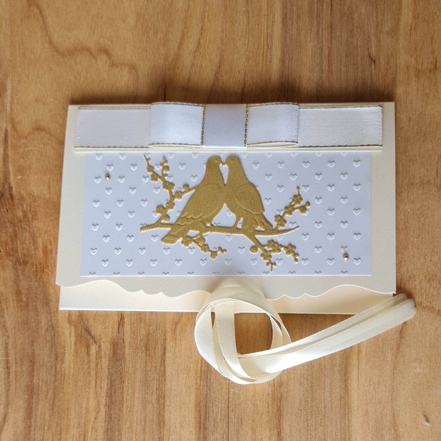 Cream wedding gift envelope with 3D print and two golden doves and cream ribbon closure 11.5 x 18 cm (APU2)