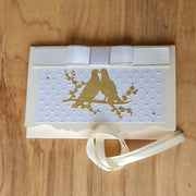 Dāvanu aploksne kremkrāsā kāzām ar 3D printu un diviem zelta baložiem un kremkrāsas lentas aizdari 11.5 x 18 cm (APU2)