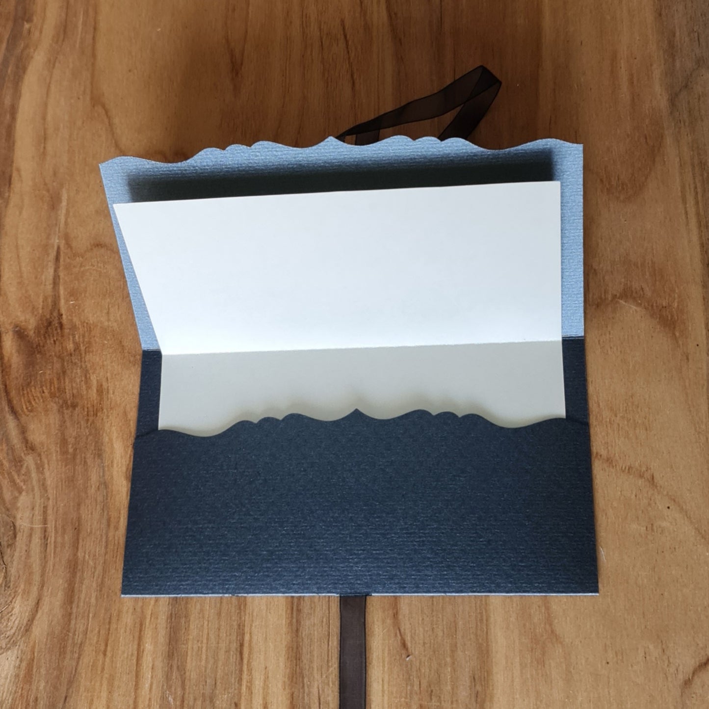 Gift envelope in pearl blue with 3D red and cream flowers on light background and dark blue ribbon closure 10.8 x 19 cm (APU2)