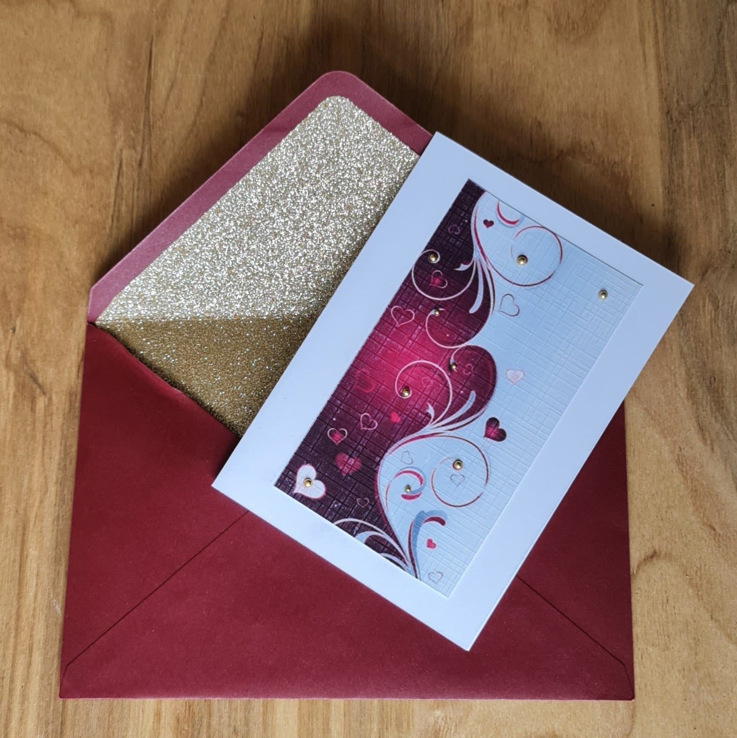 Greeting card (10.5 x 15 cm) with red and white image and envelope (13.5 x 19.5 cm) with poppy flowers and gilded edge (APU2)