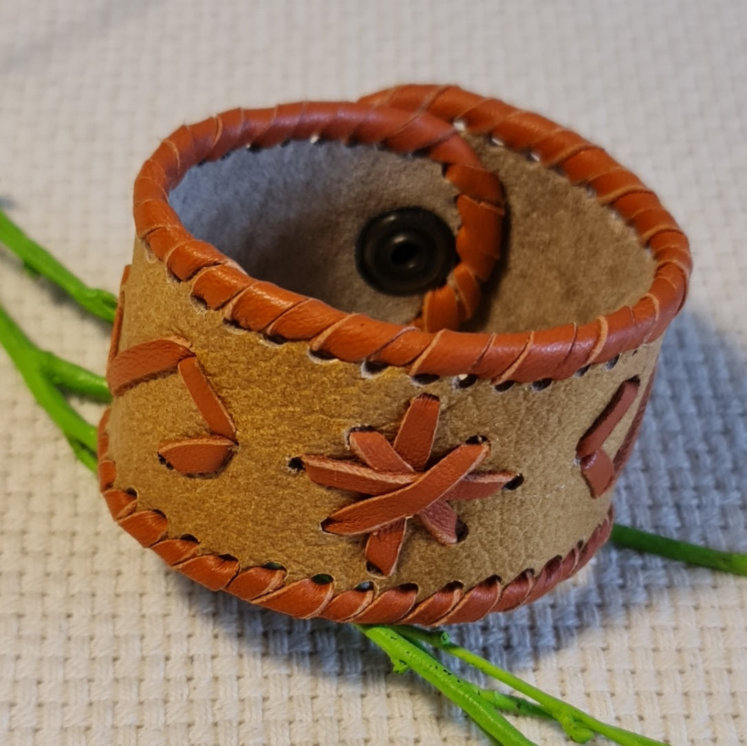 Band-shaped light brown leather bracelet with orange stitched decorative elements and push-button closure (JŠČ)