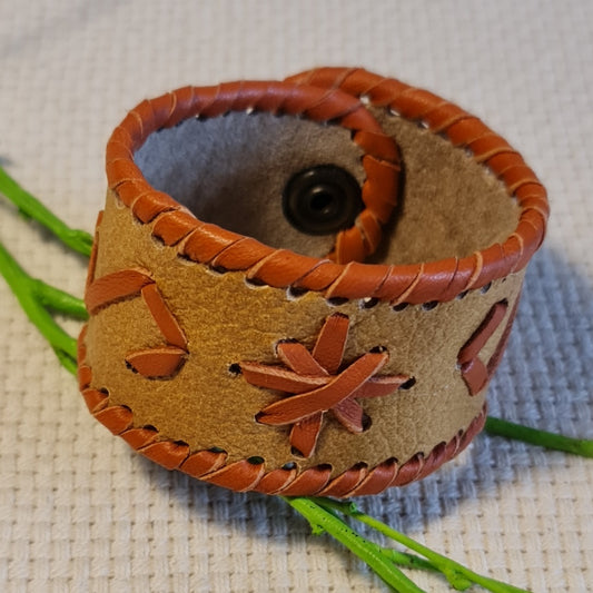 Band-shaped light brown leather bracelet with orange stitched decorative elements and push-button closure (JŠČ)