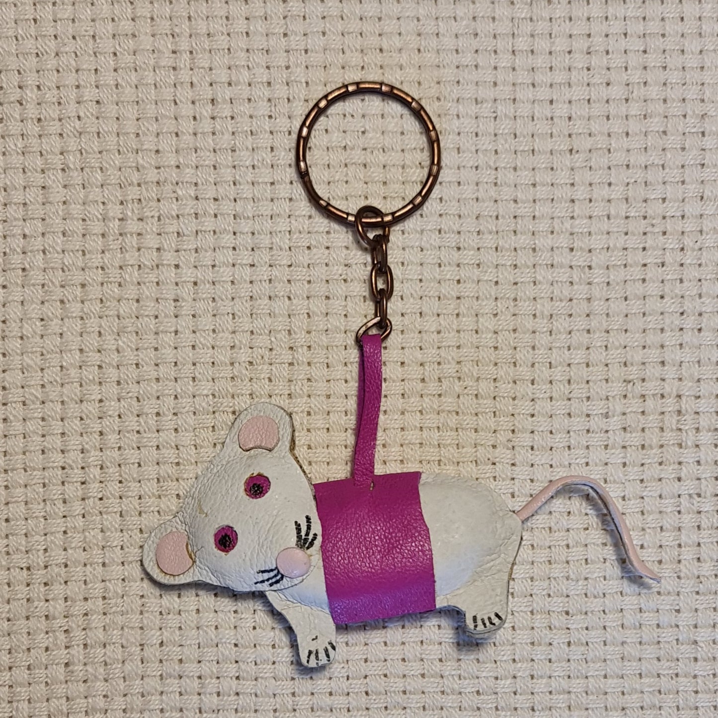 Ādas atslēgu piekariņš horoskopu zīme - pele balti violetā krāsā (8 x 5 cm bez metāliskās daļas) (JŠČ)
