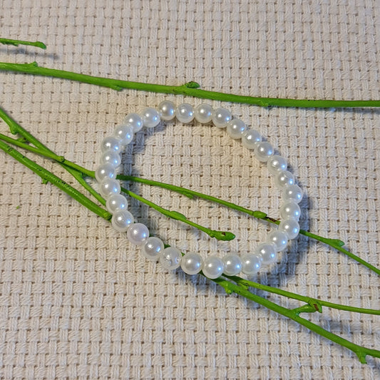 Bracelet of small white beads on rubber (diameter 5 cm) (JŠČ)