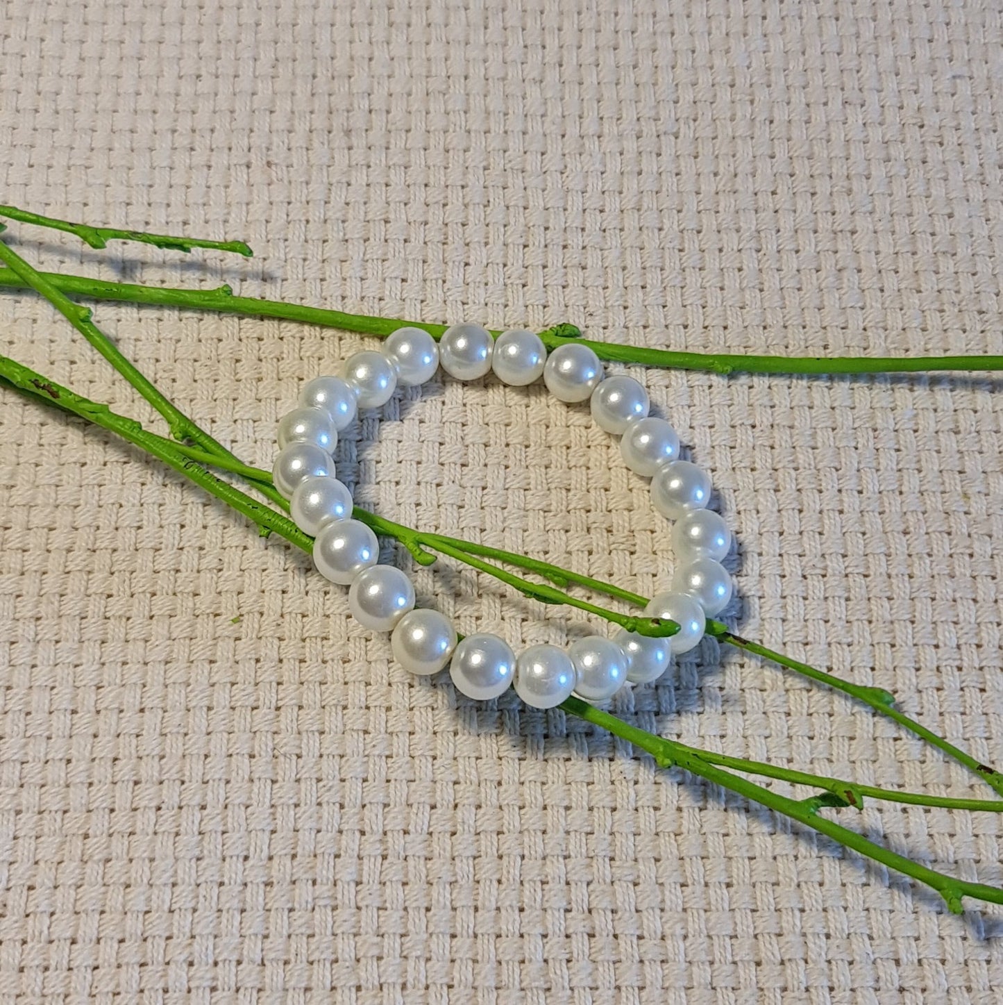White pearl bracelet on rubber (diameter 5 cm) (JŠČ)