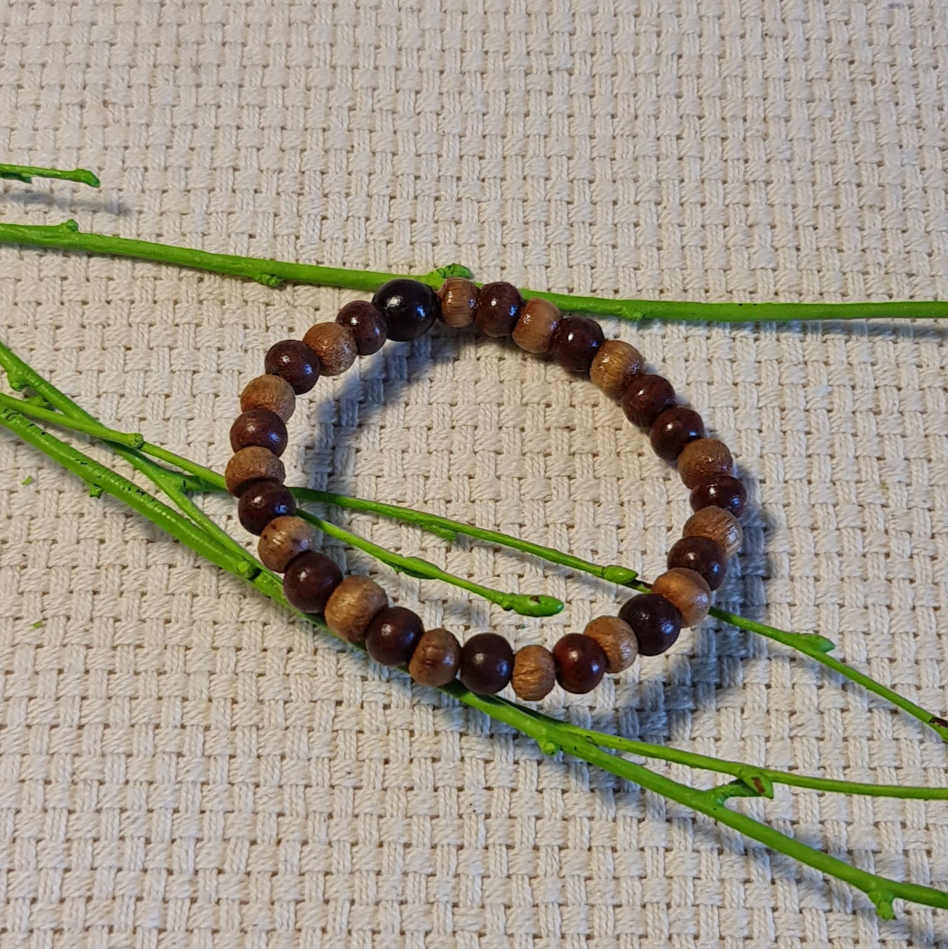 Brown wooden bead bracelet set on rubber (diameter 5 cm) (JŠČ)