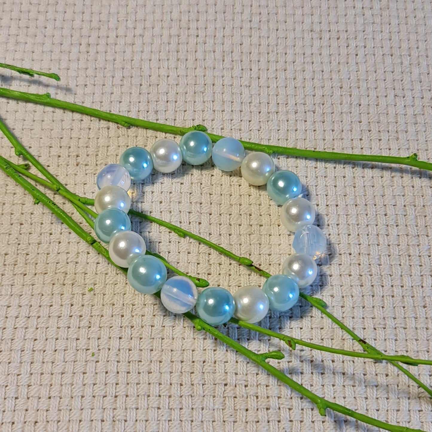 Light blue / white / glazed white pearl bracelet on rubber (diameter 6 cm) (JŠČ)