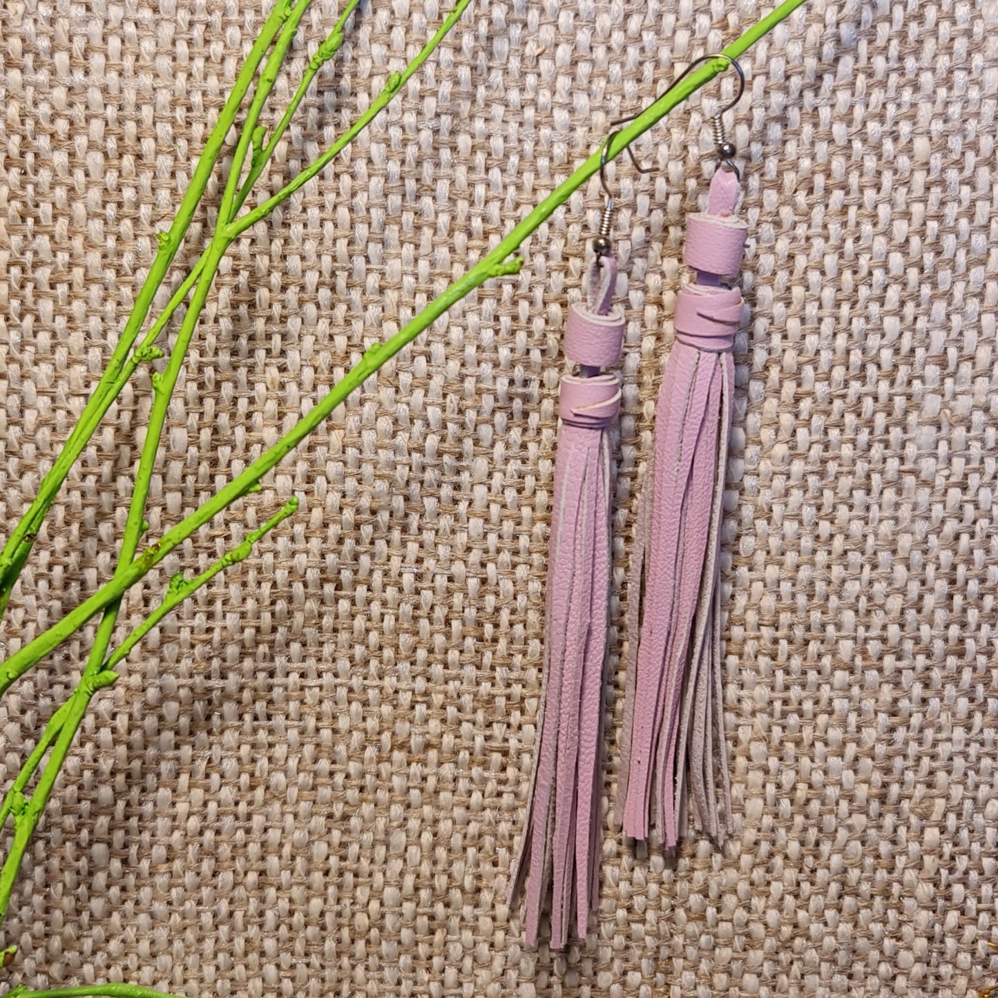 Viegli ādas skariņveida auskari gaiši / maigi rozā krāsā no vienāda garuma ādas josliņām (garums 13 cm) augšējā rinda 5. no kreisās puses (JŠČ)