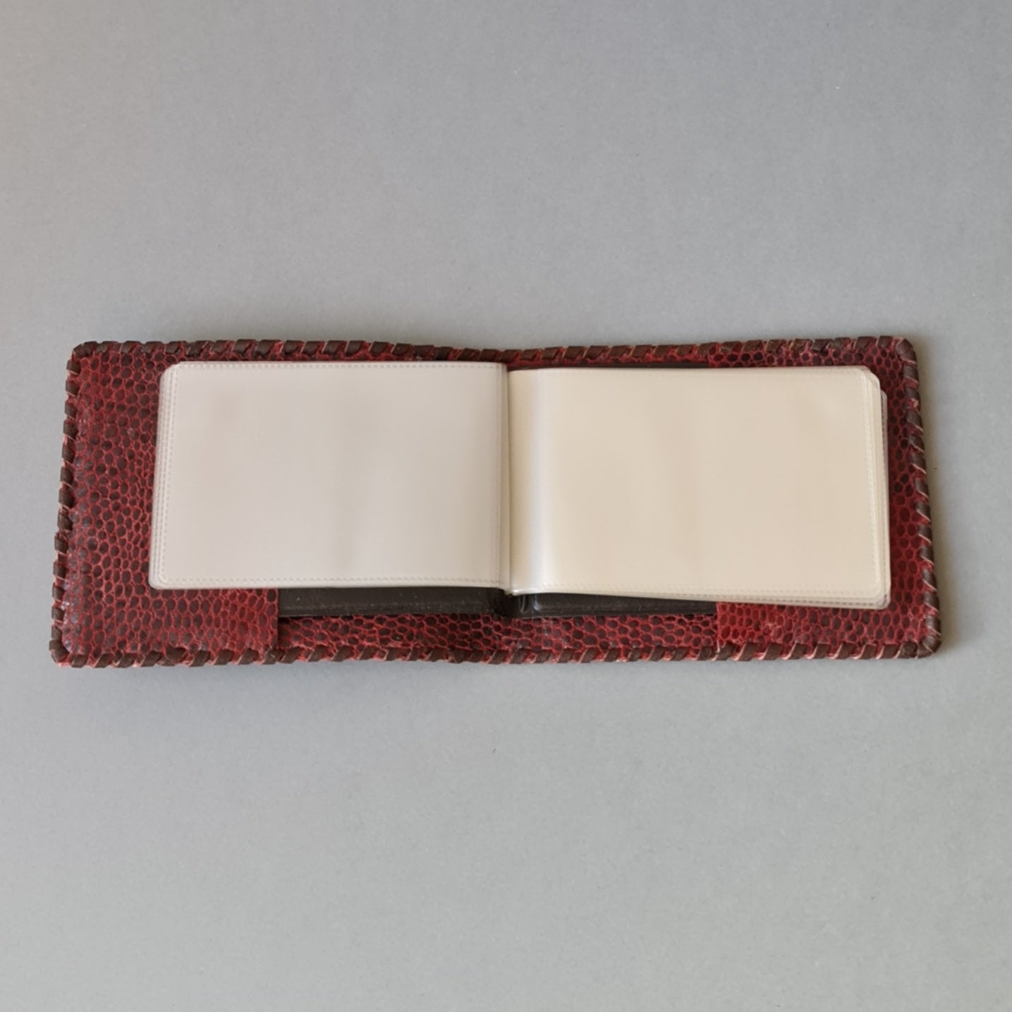 Business card pad for 40 standard size (9 x 5 cm) business cards. Leather / in brown tones in a horizontal pattern with leather lining / 11 x 8.5 cm (MAPL)