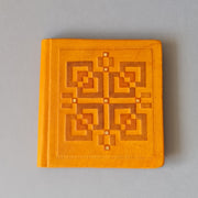 "Poēzijas grāmatiņa" ar vienkrāsainām baltām lapām oranžā juhtādas ievākojumā ar dekoratīvu iespiedumu. Vidējā - 12 x 12.3 x 1.7 cm (MAPL 4)