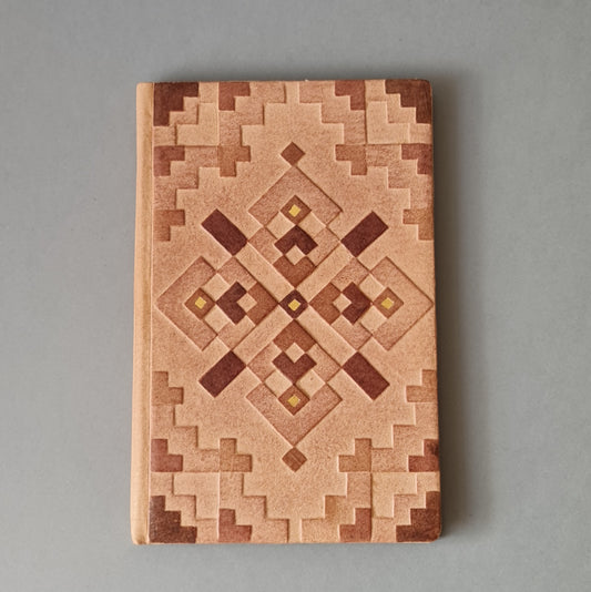 Checked notebook in a leather case. Brown color with decorative print. 13.5 x 21 x 1.4 cm (MAPL 1)
