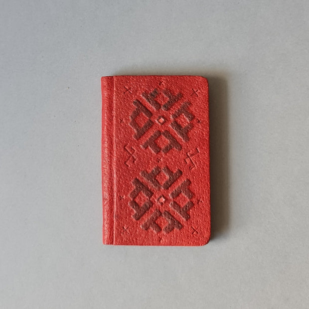 Telefona grāmata ar alfabētu krievu valodā ādas ievākojumā. Tumši sarkanā krāsā ar dekoratīvu iespiedumu. Mini 5.8 x 8.9 x 0.9 cm (MAPL)