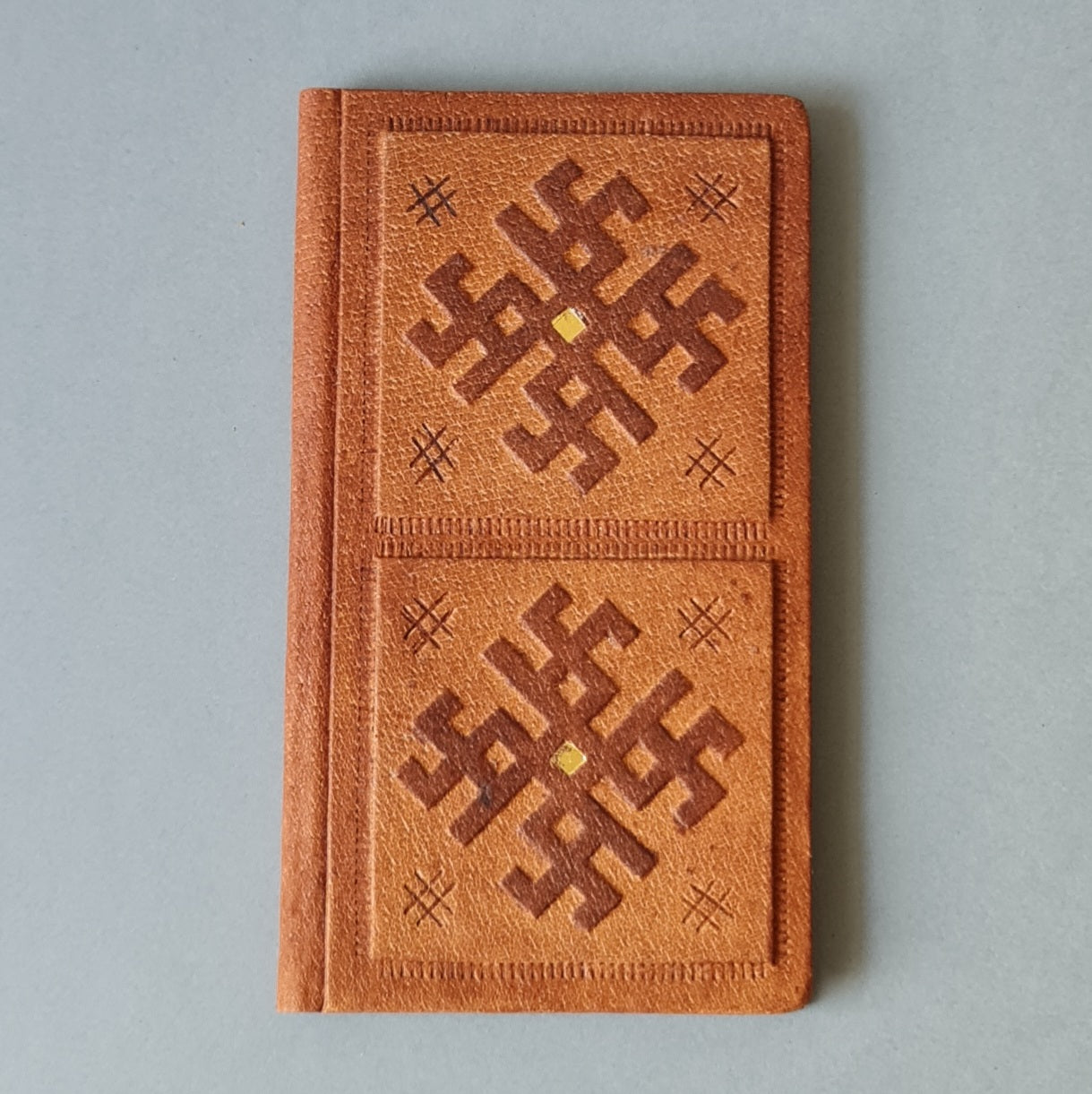 Telefona grāmata ar alfabētu krievu valodā ādas ievākojumā. Brūnā krāsā ar dekoratīvu iespiedumu. Garens 8.8 x 15.3 x 0.9 cm (MAPL)
