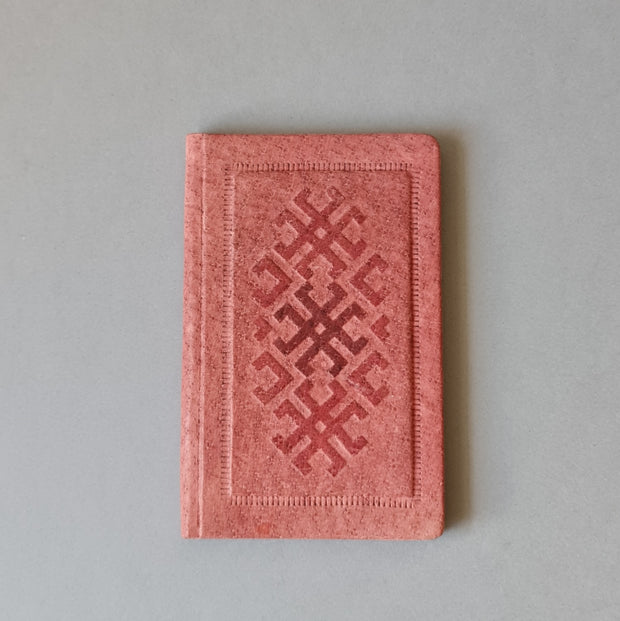 Telefona grāmata ar alfabētu latviešu valodā ādas ievākojumā. Gaišā bordo krāsā ar dekoratīvu iespiedumu. Maza 8.3 x 12,8 x 0.9 cm (MAPL)