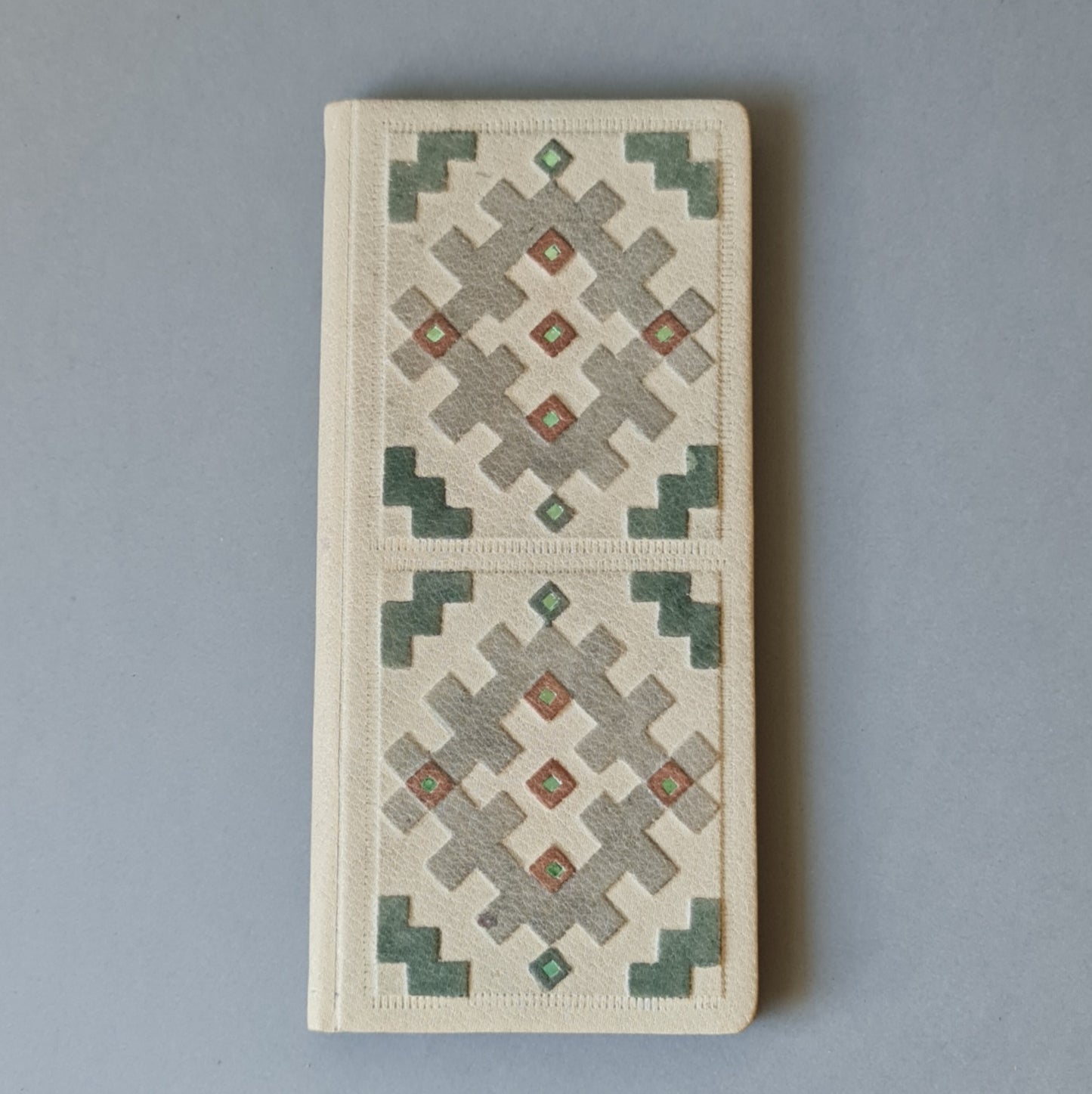 Telefona grāmata ar alfabētu latviešu valodā ādas ievākojumā. Gaiši zaļā krāsā ar dekoratīvu iespiedumu. Garena 10 x 21.5 x 1.2 cm (MAPL)