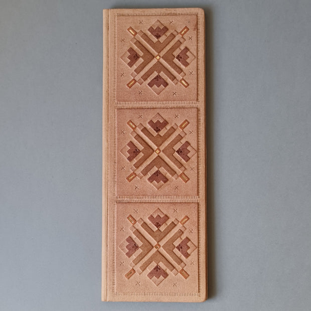 Telefona grāmata ar alfabētu latviešu valodā ādas ievākojumā. Gaiši brūnā krāsā ar dekoratīvu iespiedumu. Garena 10.5 x 30 x 0.9 cm (MAPL)