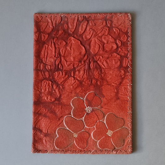 Grāmatu vāki. Āda / sarkanā krāsā ar 3 ziedu iespiedumu un dekoratīvu apšuvumu. Atvērti 33.5 x 24 cm (MAPL)