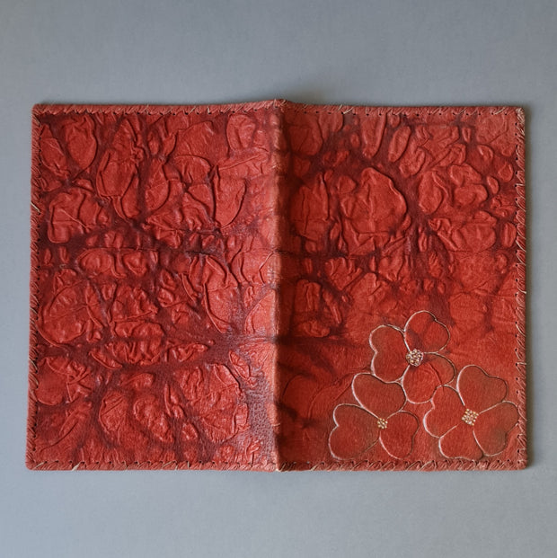 Grāmatu vāki. Āda / sarkanā krāsā ar 3 ziedu iespiedumu un dekoratīvu apšuvumu. Atvērti 33.5 x 24 cm (MAPL)