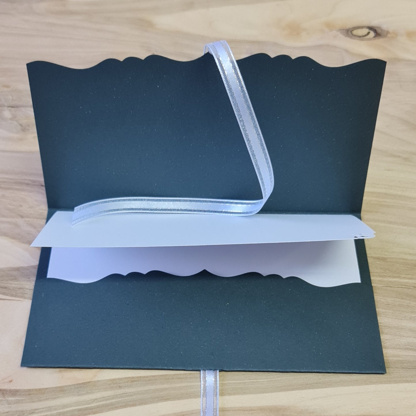 Gift envelope/card in grey-green color with 3D white and red flowers on light background / white silver ribbon closure / inside white wish part 10.8 x 18 cm (AIPU)