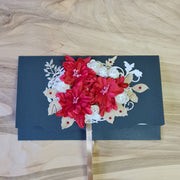 Dāvanu aploksne/kartiņa pelēkzaļganā krāsā ar 3D sarkaniem un baltiem ziediem uz gaiša fona / gaiši brūna lentītes aizdare / iekšpusē balti sudrabota vēlējuma daļa 10.6 x 18 cm (AIPU)