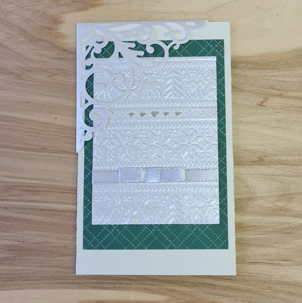 Ziemassvētku dāvanu aploksne/kartiņa 3D. Krēmkrāsā ar zaļiem un baltiem akcentiem un iekšpusē 2 baltiem briedīšiem. 11.3 x 18.6 cm (AIPU 48)