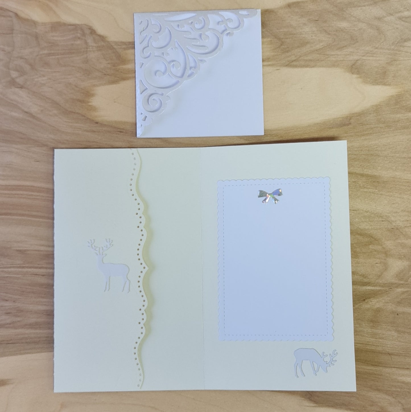 Christmas gift envelope/card 3D. Cream color with green and white accents and 2 white deer inside. 11.3 x 18.6 cm (AIPU 48)