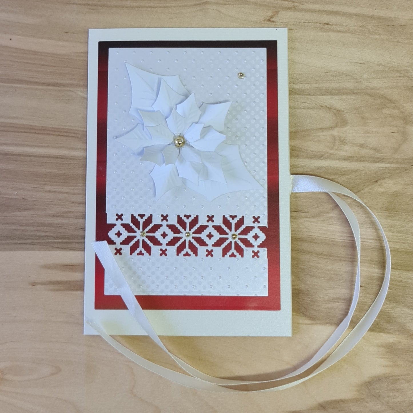Christmas gift envelope/card 3D. With white poinsettia and 3 red tassels / inside white elements and deer / cream ribbon closure. 11.6 x 17.6 cm (AIPU 45)