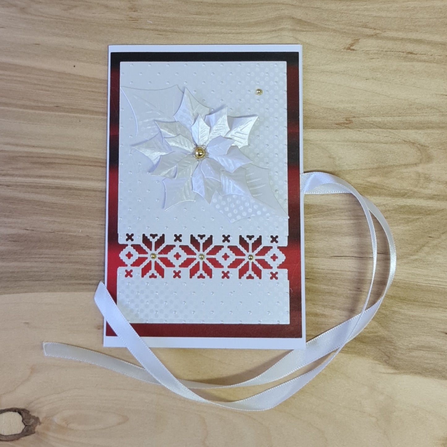 Christmas gift envelope/card 3D. With white poinsettia and 3 red tassels / wish inside / cream ribbon closure. 11.6 x 17.6 cm (AIPU 44)